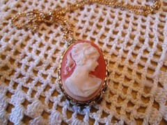 VINTAGE CAMEO LOCKET & CHAIN