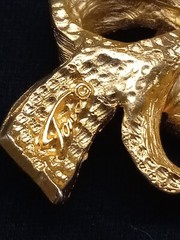 RARE 1950s TONA Textured Diamond Cut 3D Bow Design Brooch