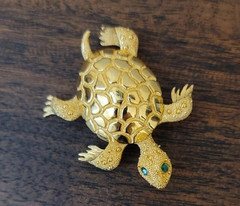 Fabulous Vintage MONET Green Eyed Rhinestone Gold Tone Turtle Brooch Pin