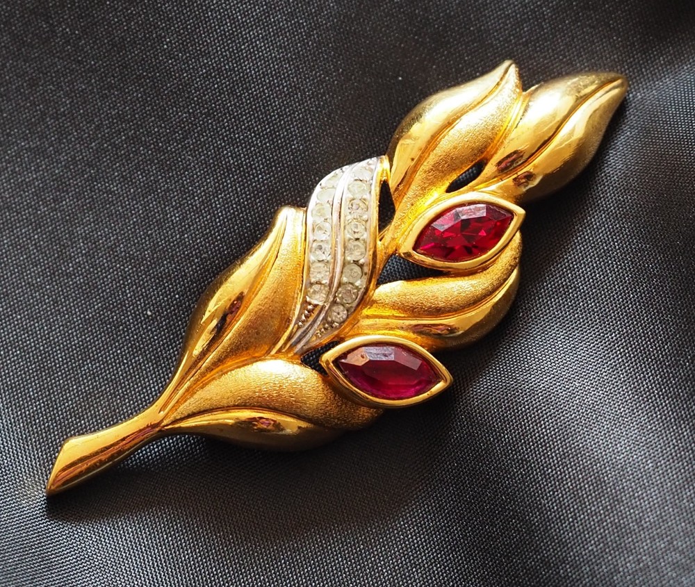 Lanvin * Vintage gold tone leaf brooch crystal rhinestones Signed
