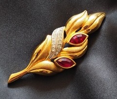 Lanvin * Vintage gold tone leaf brooch crystal rhinestones Signed