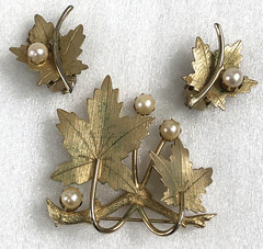 Sarah Coventry Set Brooch & Earrings Cultured Pearl Maple Leaf 7989 – Vintage
