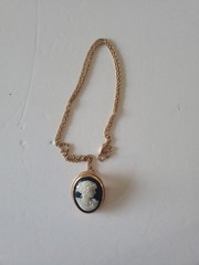 VTG Avon Convertable Faux Cameo Necklace/Brooch Gold Tone 23 in. Chain