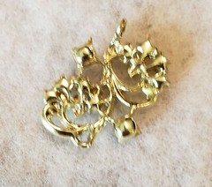 UNBRANDED GOLDTONE RED RHINESTONE FAUX PEARL FLORAL PENDANT 1″ X 1 1/2″ NO CHAIN