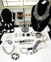 NICE COSTUME JEWELRY WEISS TRIFARI MONET COVENTRY LUCITE RHINESTONE BLACK WHITE
