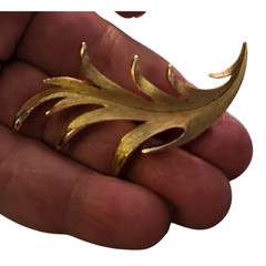Vtg 1955-1969 Trifari Gold Tone Modernist Leaf Feather Pin Brooch