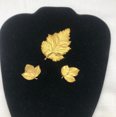 VINTAGE Leaf Shape Gold Tone Brooch Pin Clip On Earrings