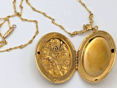 Vintage Gold Tone Oval Locket Necklace Large Repousse Florals Bar Link Chain 24″
