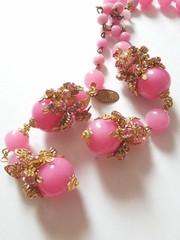 MIRIAM HASKELL 50’S SIGN 2-PC SET PINK PÂTÈ DE VERRE BEADS & MONTÉE BRASS ACCENT