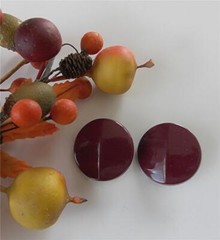 PRETTY PAIR OF VINTAGE PLUM COLOR PLASTIC 1 1/8″ ROUND GOLDTONE CLIP-ON EARRINGS