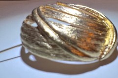 Vtg Brooch Pin Gold-Tone Stylized Circle Domed Fashion Jewelry 25 grams 1.75″