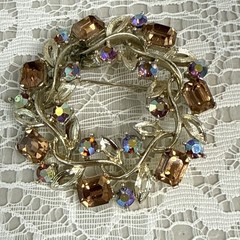 Lisner Vintage Broche Signed 2” D