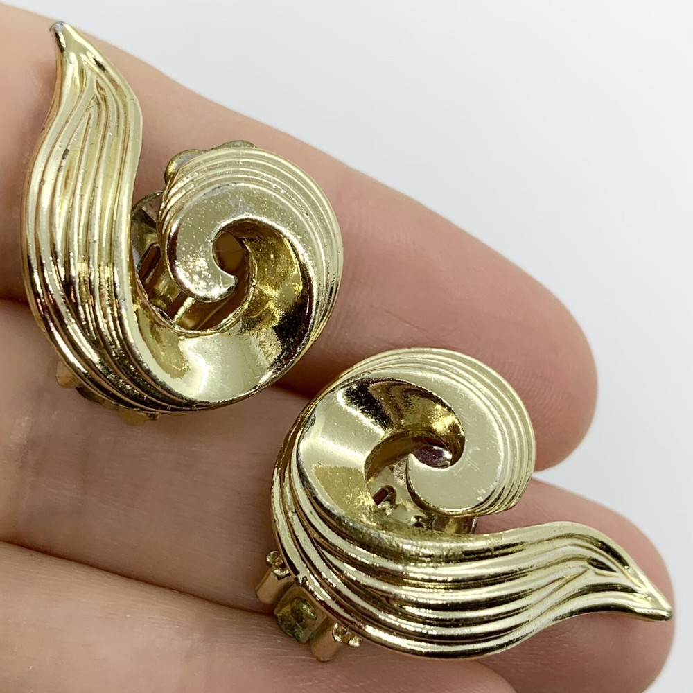 VTG EARRINGS KRAMER MODERNIST SWIRL THICK SHINY GOLD TONE HUGGIE CLIMBER CLIP