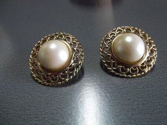 1 Pair Old 1.25″in Metal Gold Tone Circle w/Pearl Color Middle Stud