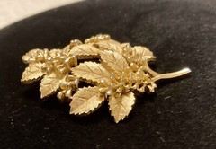 VTG Crown Trifari Gold Tone Leaves & Berries Brooch Pin (1955 to 1969) Signed