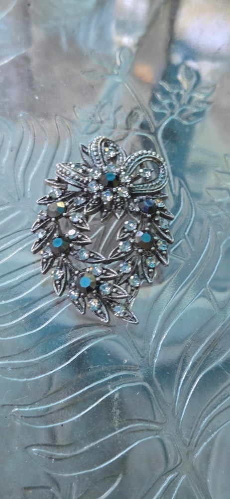 Vintage Juliana DeLizza Elster Wreath Brooch Smoky Gray Clear Rhinestone Pin DE