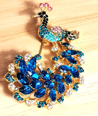Elegant Vintage Style Rhinestone Green & Blue Peacock Gold Tone Brooch 2.5″