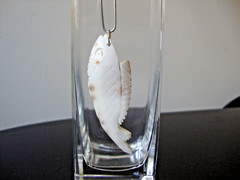 VINTAGE 1970-80s HANDMADE CARVED NATURAL SEASHELL FISH PENDANT