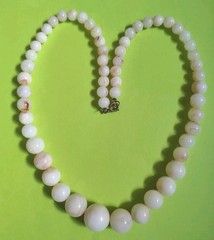 Vintage CREAMY WHITE w/ BROWN SWIRLS Colored Lucite Beaded Choker Necklace