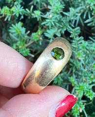 VINTAGE 14K GOLD FLUSH SET GREEN TOURMALINE GYPSY RING VERY HEAVY CHUNKY UNISEX