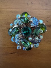 JULIANA DELIZZA and ELSTER LARGE GOLD TONE GREEN RHINESTONE BROOCH