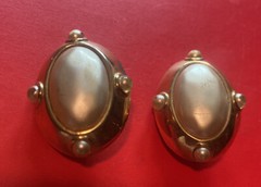 Vintage Carol Lee Gold Tone Framed Simulated oval Mabe Pearl Clip on Earrings