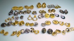 Huge Lot 80s Vint. Earrings 29pr Gold Tone Doorknocker Monet – Isle of Skye etc.