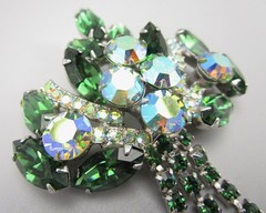 LOVELY DELIZZA & ELSTER JULIANA SILVERTONE GREEN RHINESTONE DANGLING BROOCH PIN