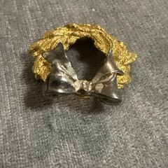 Vtg Mixed Metal Gold & Silver Tone Holly Berries Bow Wreath Brooch Pin