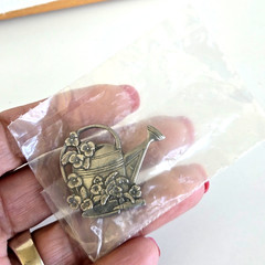 Vintage 2000 Birds & Blooms Floral Watering Can Pewter Pin 1-3/16″ in Sealed Bag