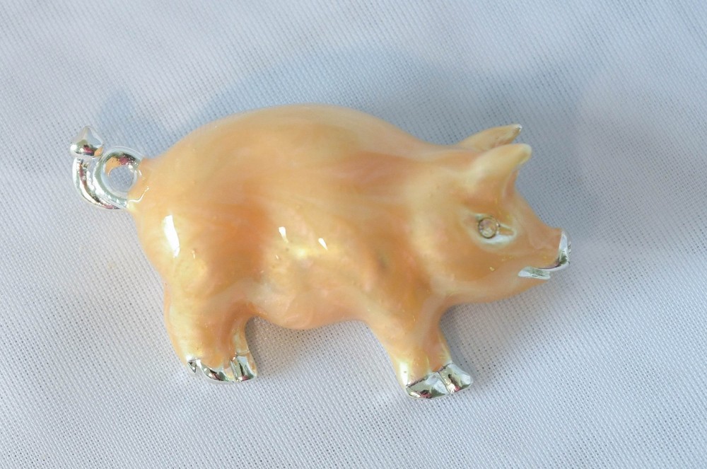 Vintage 90’s cute little enamel pig brooch peach with veins of light pink