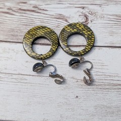Vintage Clip On Earrings 1 & 5/8″ Very Large Stunning Scale Pattern Dangle Drop