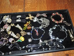 160 + ASSORTED COSTUME JEWELRY 98% VG RINGS, BRACELETS, NECKLACES, PINS & EARRIN