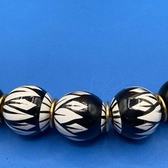 vintage NECKLACE 1970s 1980s chunky black white beads lightweight 20″ Statement