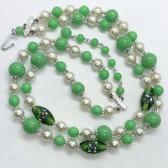 VTG FAUX JADE GREEN LUCITE LAVA OVAL ART GLASS BEAD TWO STRAND NECKLACE JAPAN 15