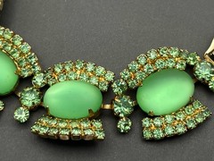 Vtg Mint-Green Cabochon & Rhinestone Unsigned Bracelet Gold Tone 5-Link Safety