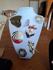Brooches Vintage Varies Unique Designs & Styles 30 Brooches In This Grouping