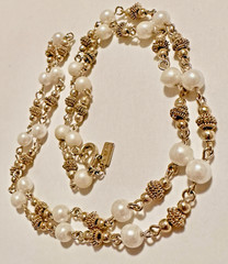 STUNNING VINTAGE SIGNED REVLON PEARL GOLD TONE STATION 24″ NECKLACE CLASSIC