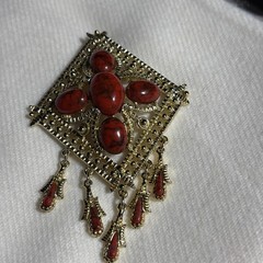 Woman’s Vintage Sarah Coventry Brooch Gold Tone Red Marble Cabochon 3.5 Inches