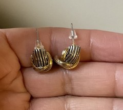 Vintage pair of two-tone ribbed love knot stud earrings 1’ in