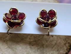 Vtg Flower Clip On Eearings Faceted Red Crystals Rhinestone Layered Gold Tone