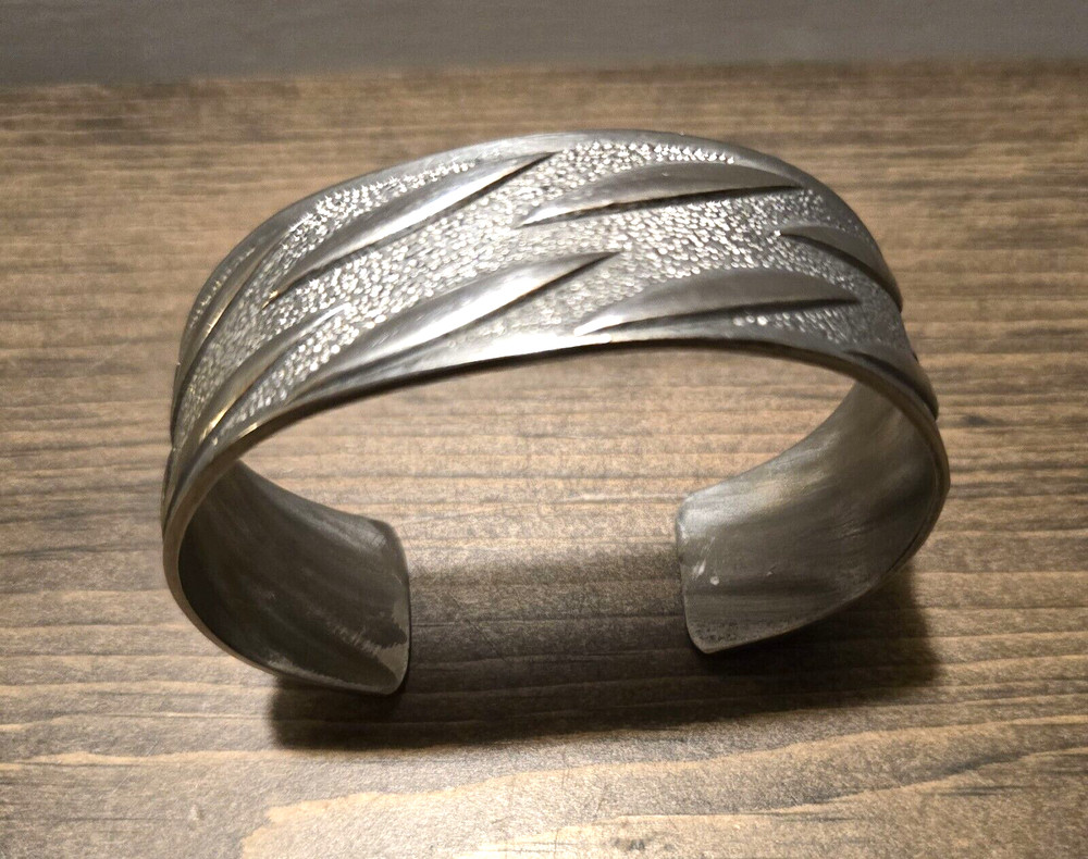 VINTAGE CUFF BRACLET MEASURES APPROX 3.2 INCHES ACROSS AND 1 INCH WIDE