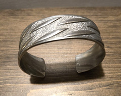 VINTAGE CUFF BRACLET MEASURES APPROX 3.2 INCHES ACROSS AND 1 INCH WIDE