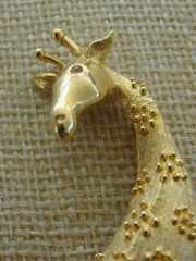 VTG Lg Linda Gal Goldtone Giraffe Pin Brooch Textured Crystal Eyes – SIGNED LG