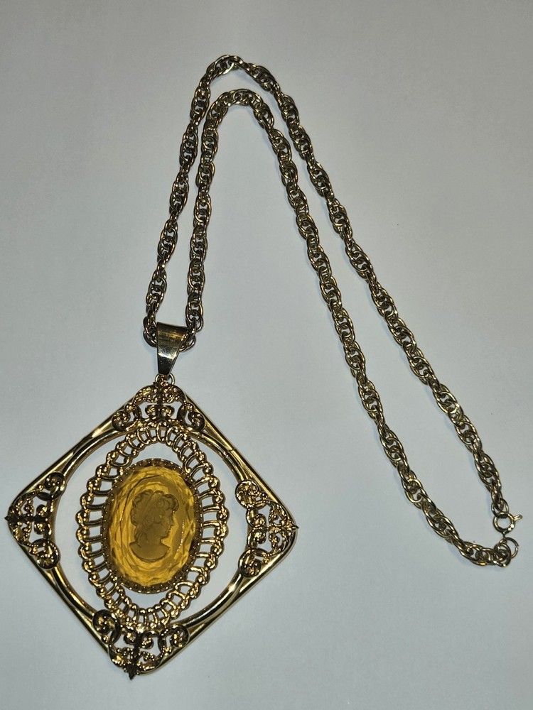 Vintage Mid-Century Amber Glass Cameo Large 2.75″ Pendant Gold 23″ Rope Chain