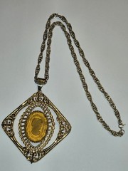 Vintage Mid-Century Amber Glass Cameo Large 2.75″ Pendant Gold 23″ Rope Chain
