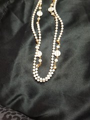 Vintage Costume Jewelry Necklace White and Gold Tone Fax Pearls Beads 27″