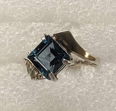 Vintage ring sterling silver 925 Size 8.5 Weight 3.29 g. Blue gem. Gold insert.