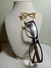 Vtg 1960’s AVON Cats Eye Glasses Chain Rhinestone Gold Tone Brooch – Hang…