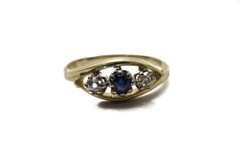 PRETTY ANTIQUE ENGLISH 18K GOLD SAPPHIRE & DIAMOND TRILOGY RING c1910